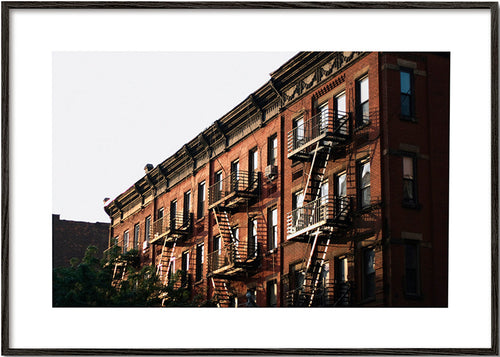 Reseaffisch: New York brownstone-fasad med nödtrappor