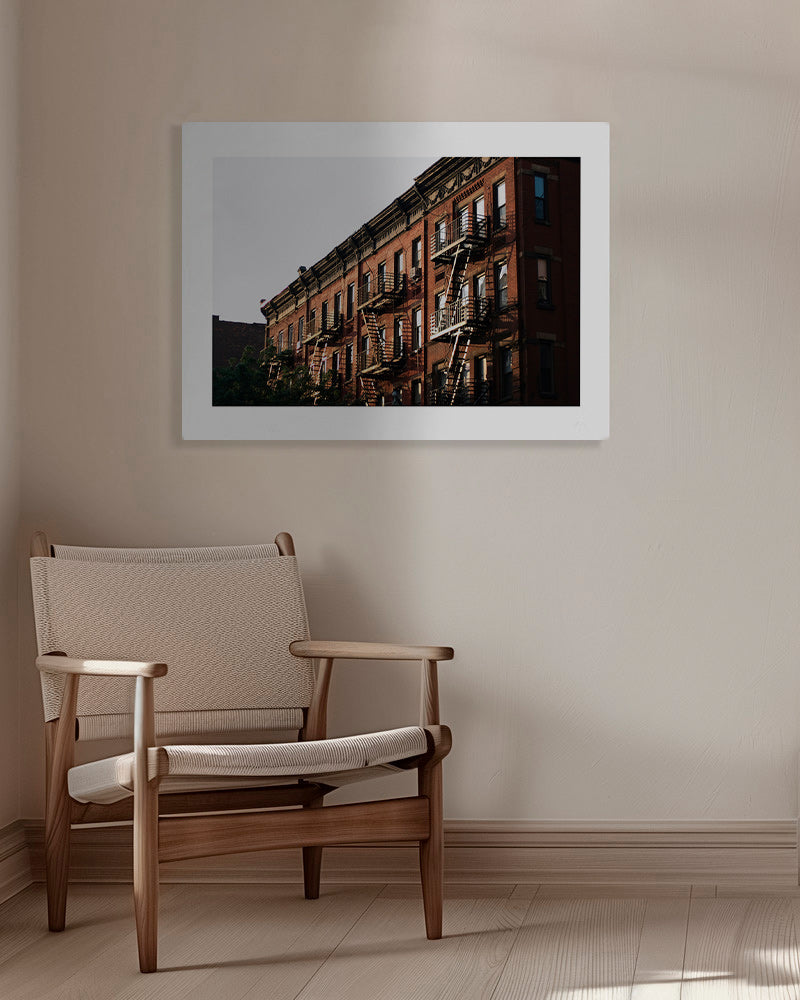 Reseaffisch: New York brownstone-fasad med nödtrappor