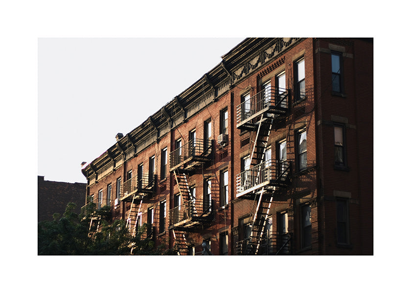 Reseaffisch: New York brownstone-fasad med nödtrappor