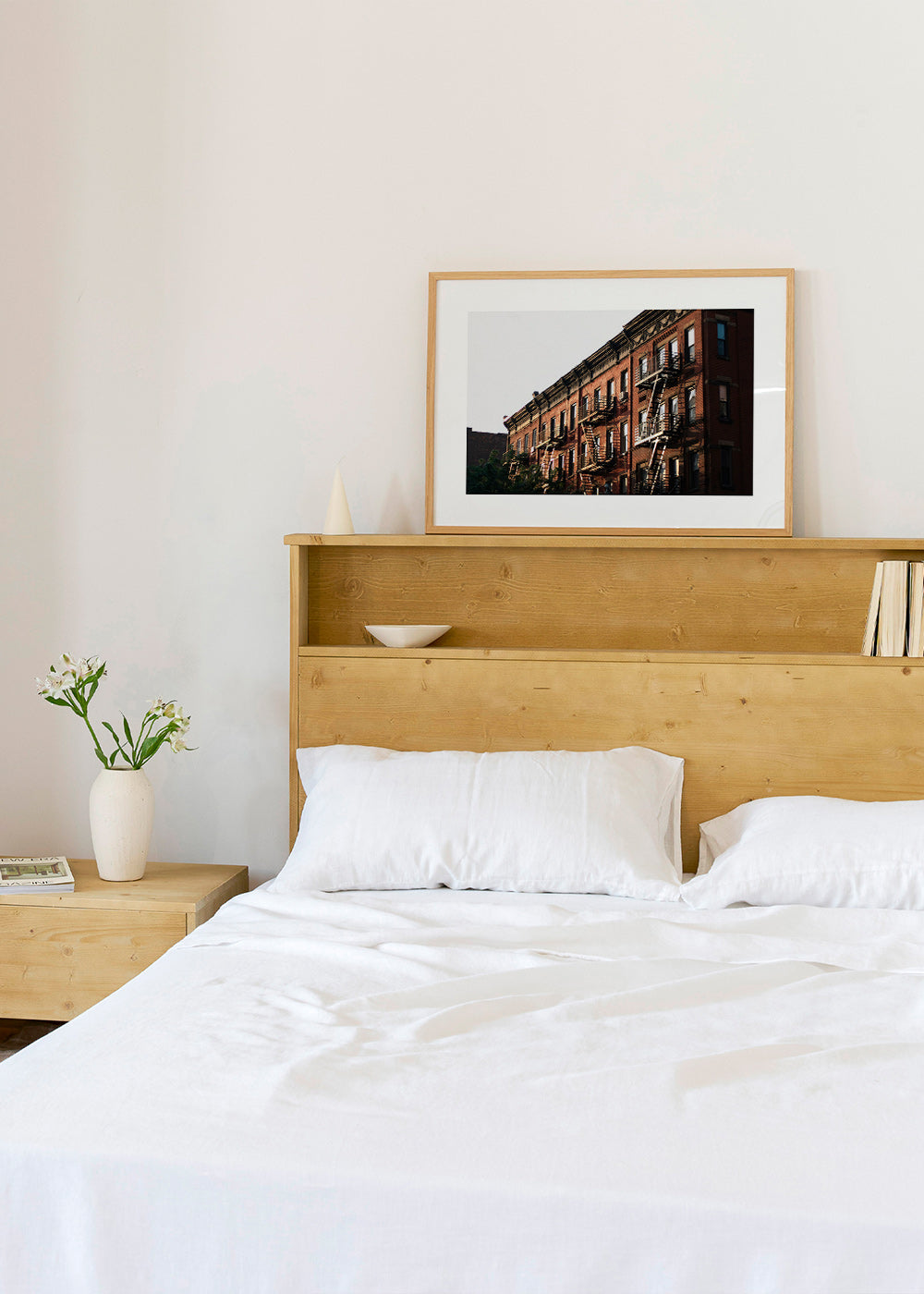 Reseaffisch: New York brownstone-fasad med nödtrappor