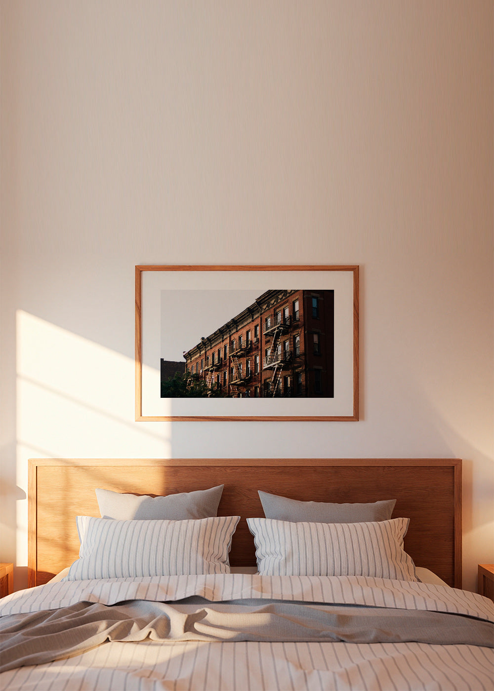 Reseaffisch: New York brownstone-fasad med nödtrappor