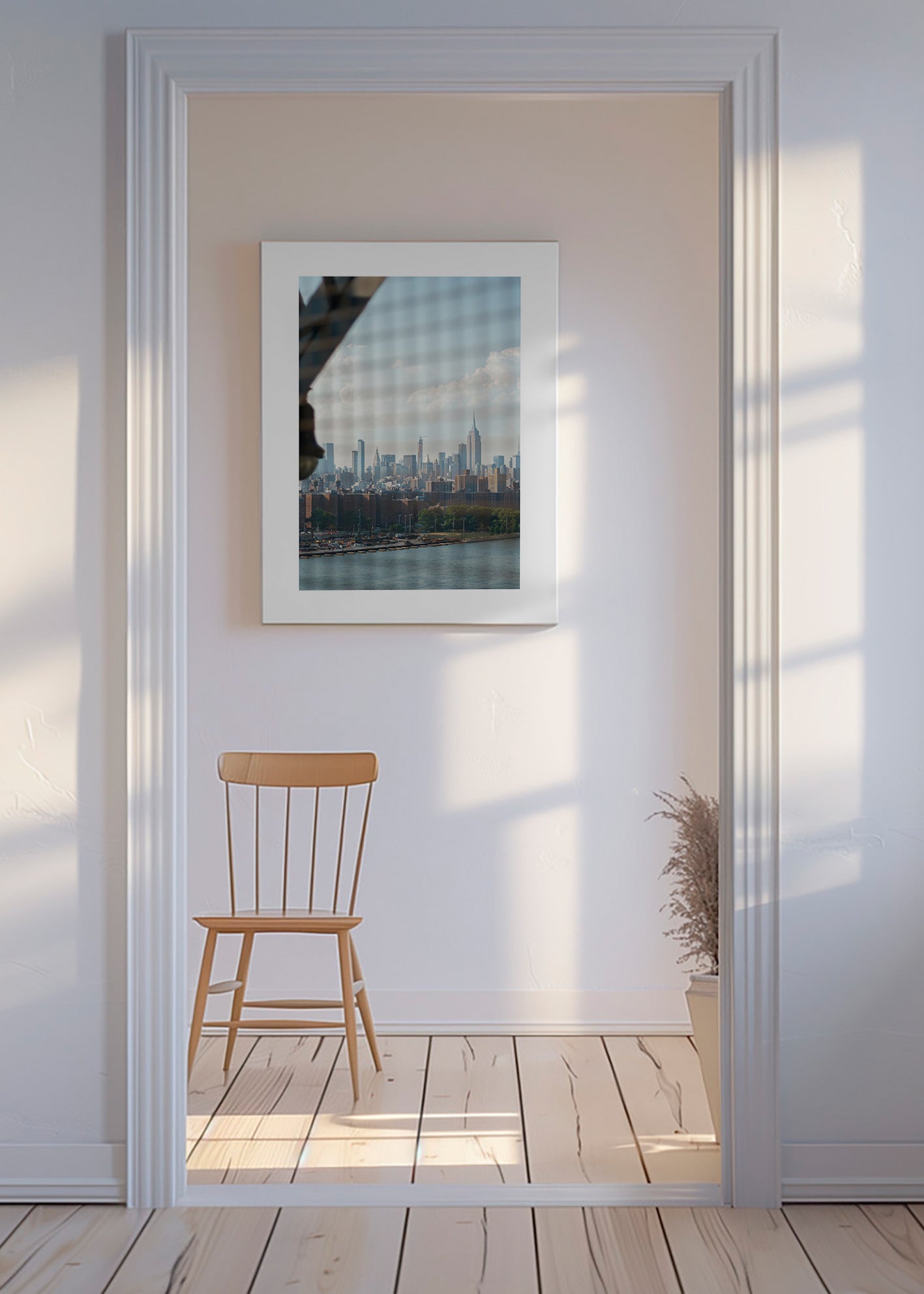 Stadstavla med skyline sedd genom ett fönster