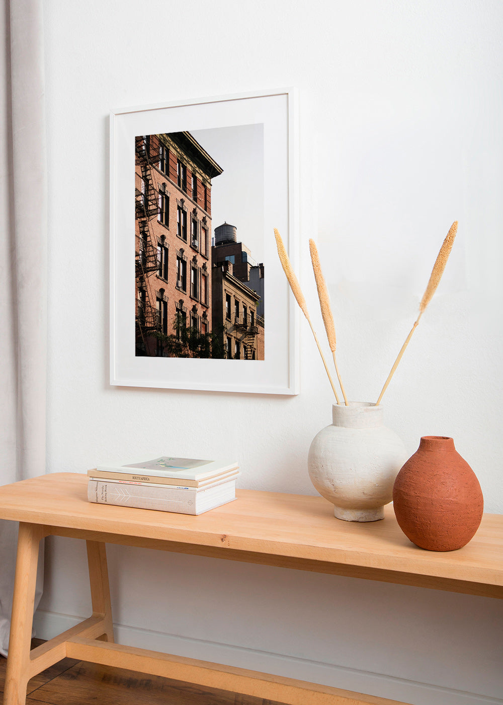 Fotografi av stadsfasad med nödtrappa