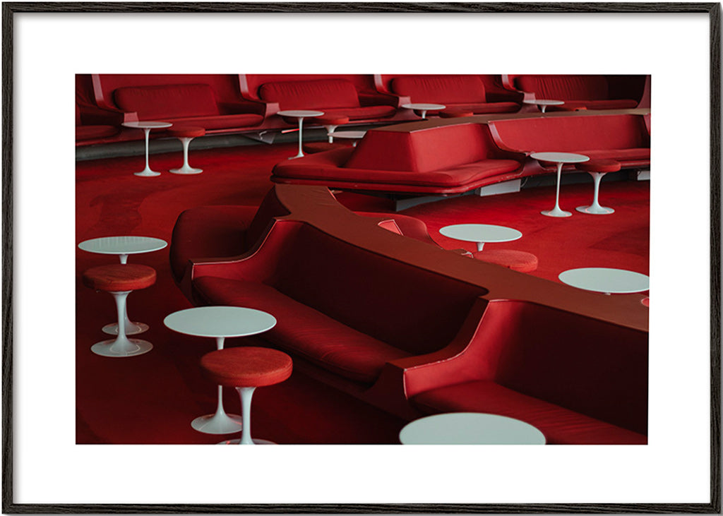 Röd lounge-fotografi med böjda sittplatser