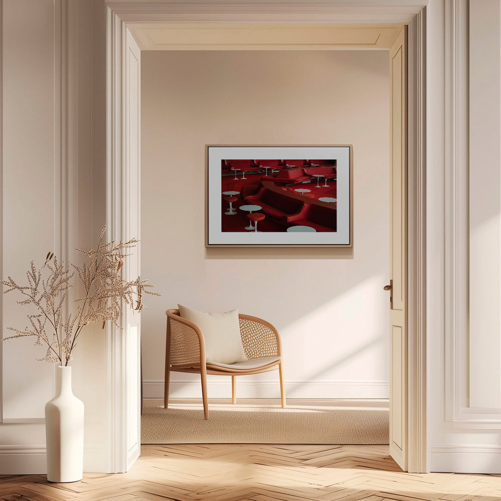 Röd lounge-fotografi med böjda sittplatser