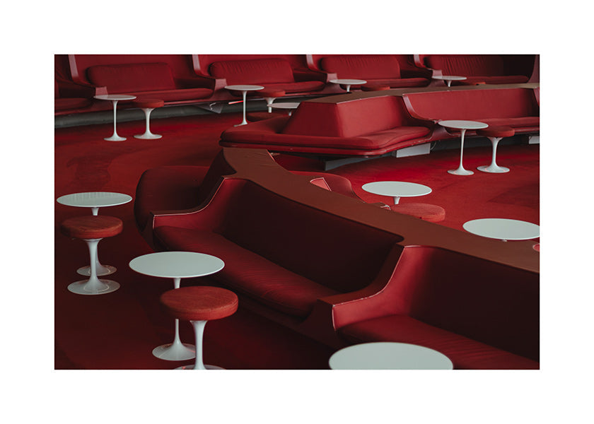 Röd lounge-fotografi med böjda sittplatser