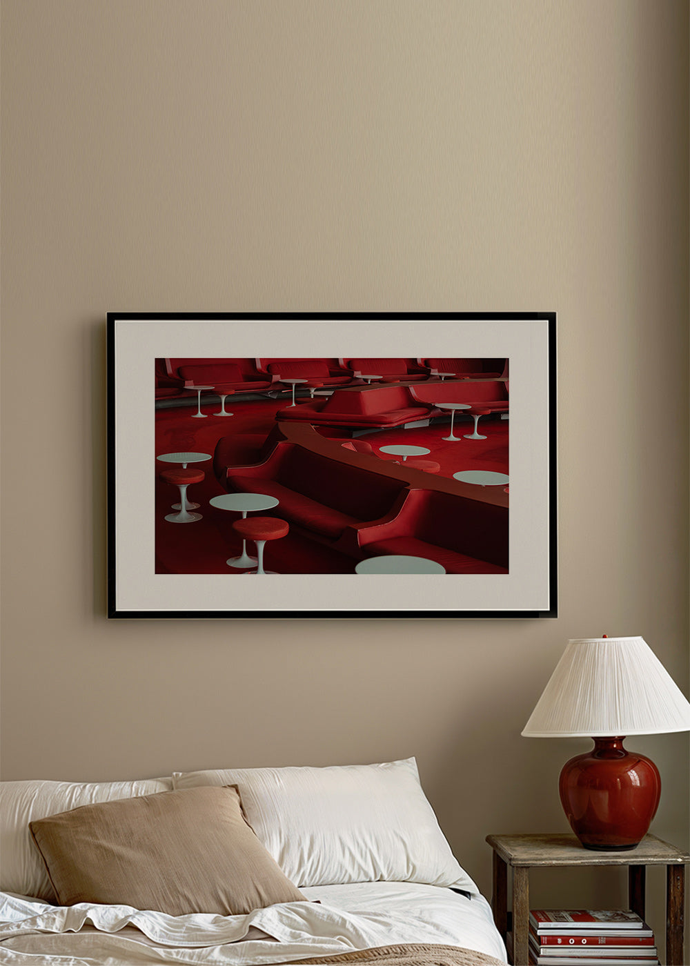 Röd lounge-fotografi med böjda sittplatser
