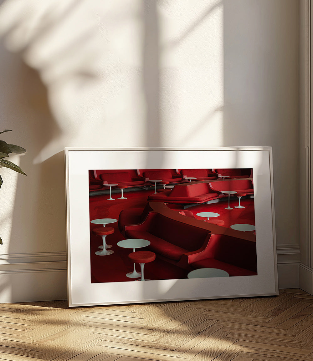 Röd lounge-fotografi med böjda sittplatser