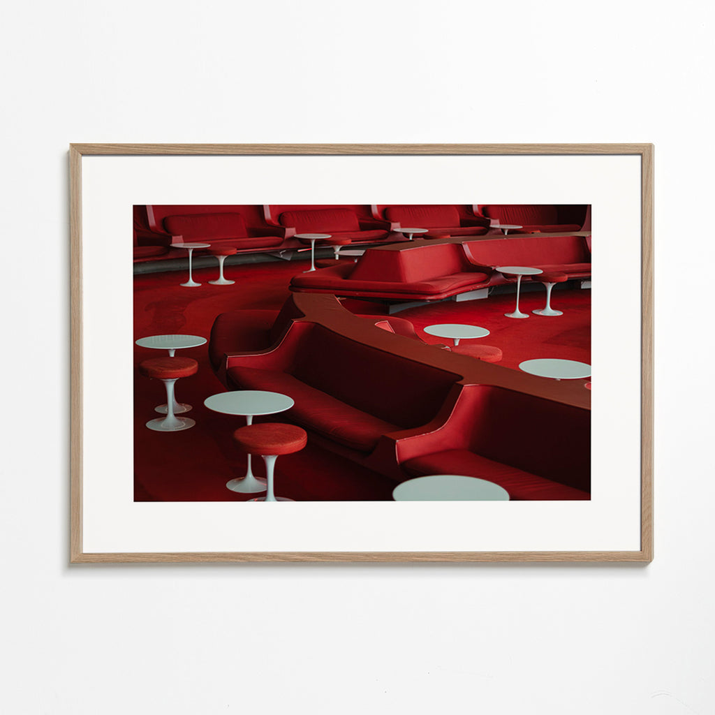 Röd lounge-fotografi med böjda sittplatser