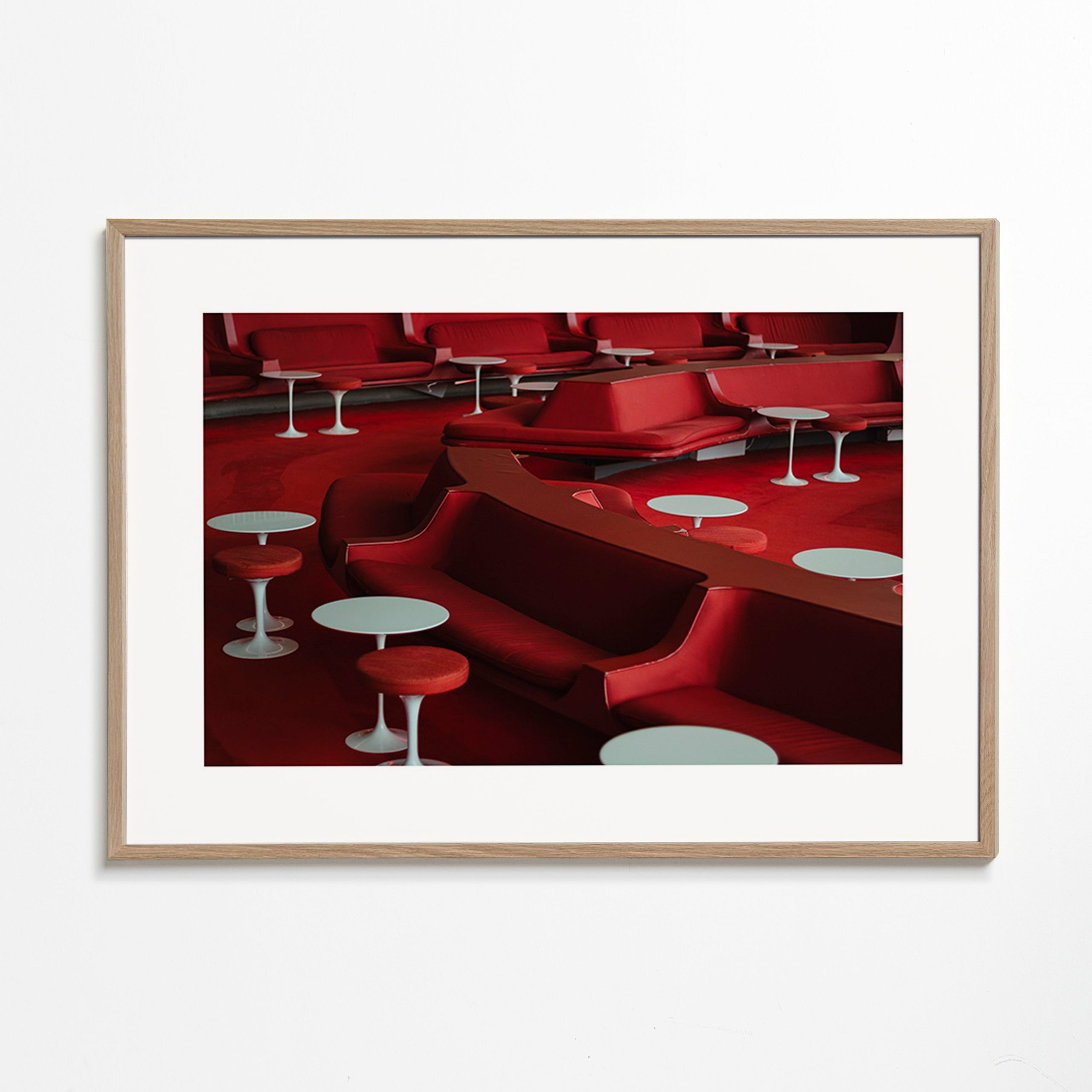 Röd lounge-fotografi med böjda sittplatser