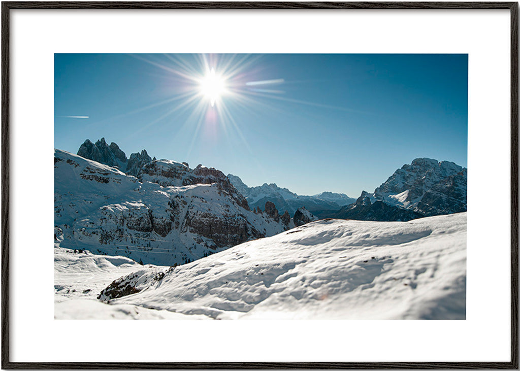 Landskapskonst: snöklädda berg under klar sol