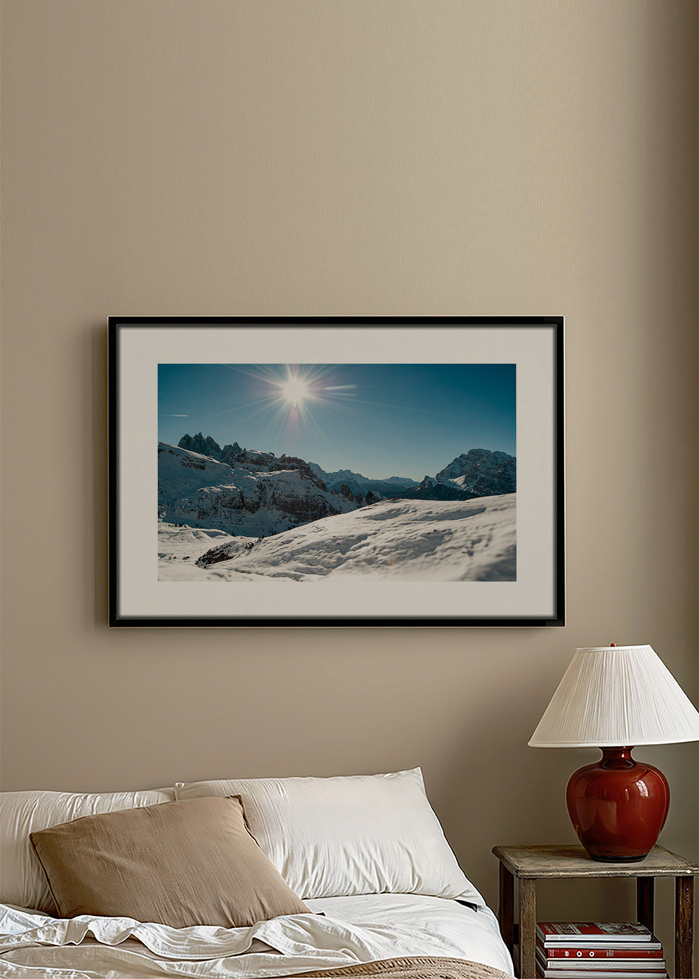 Landskapskonst: snöklädda berg under klar sol