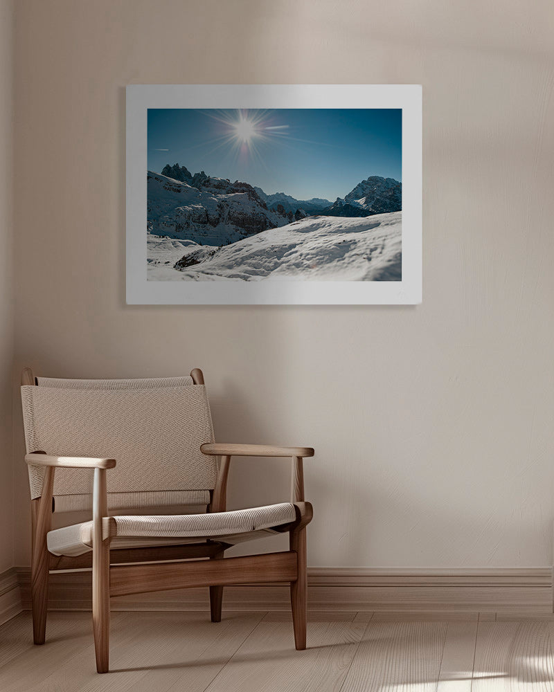 Landskapskonst: snöklädda berg under klar sol