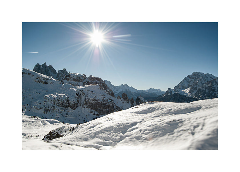 Landskapskonst: snöklädda berg under klar sol