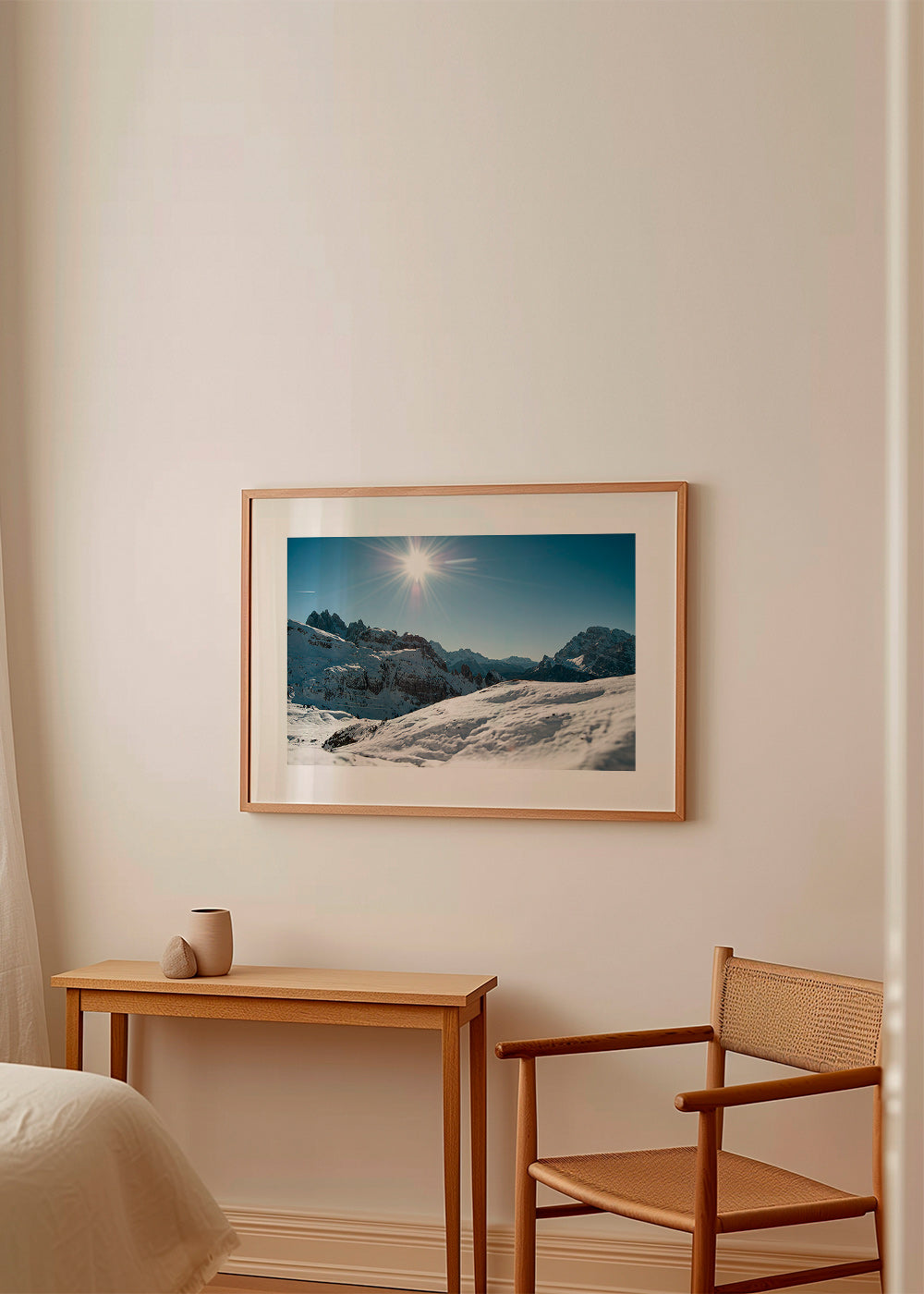 Landskapskonst: snöklädda berg under klar sol