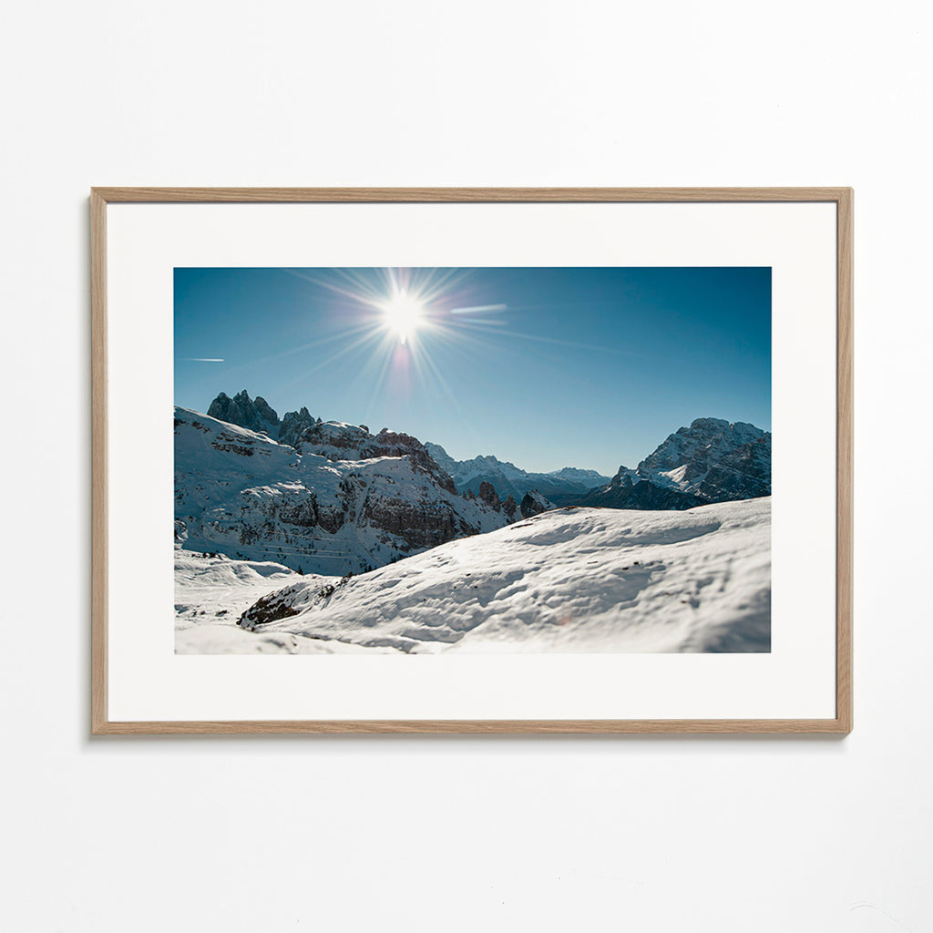 Landskapskonst: snöklädda berg under klar sol