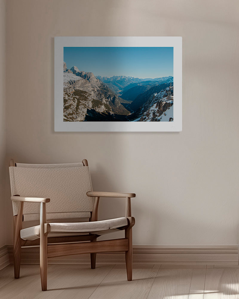 Landskapsfoto av snötäckt bergs dal
