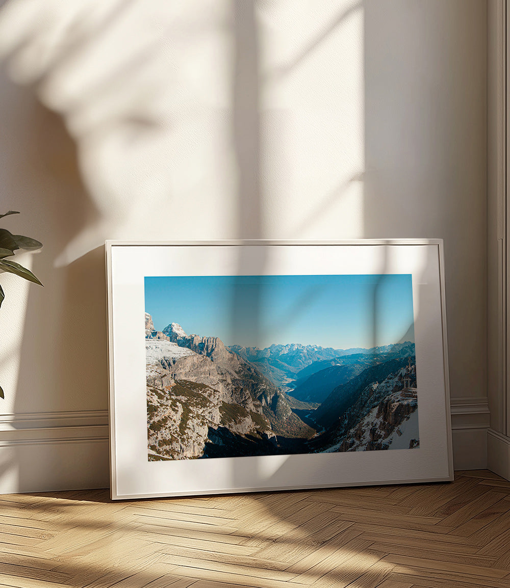 Landskapsfoto av snötäckt bergs dal