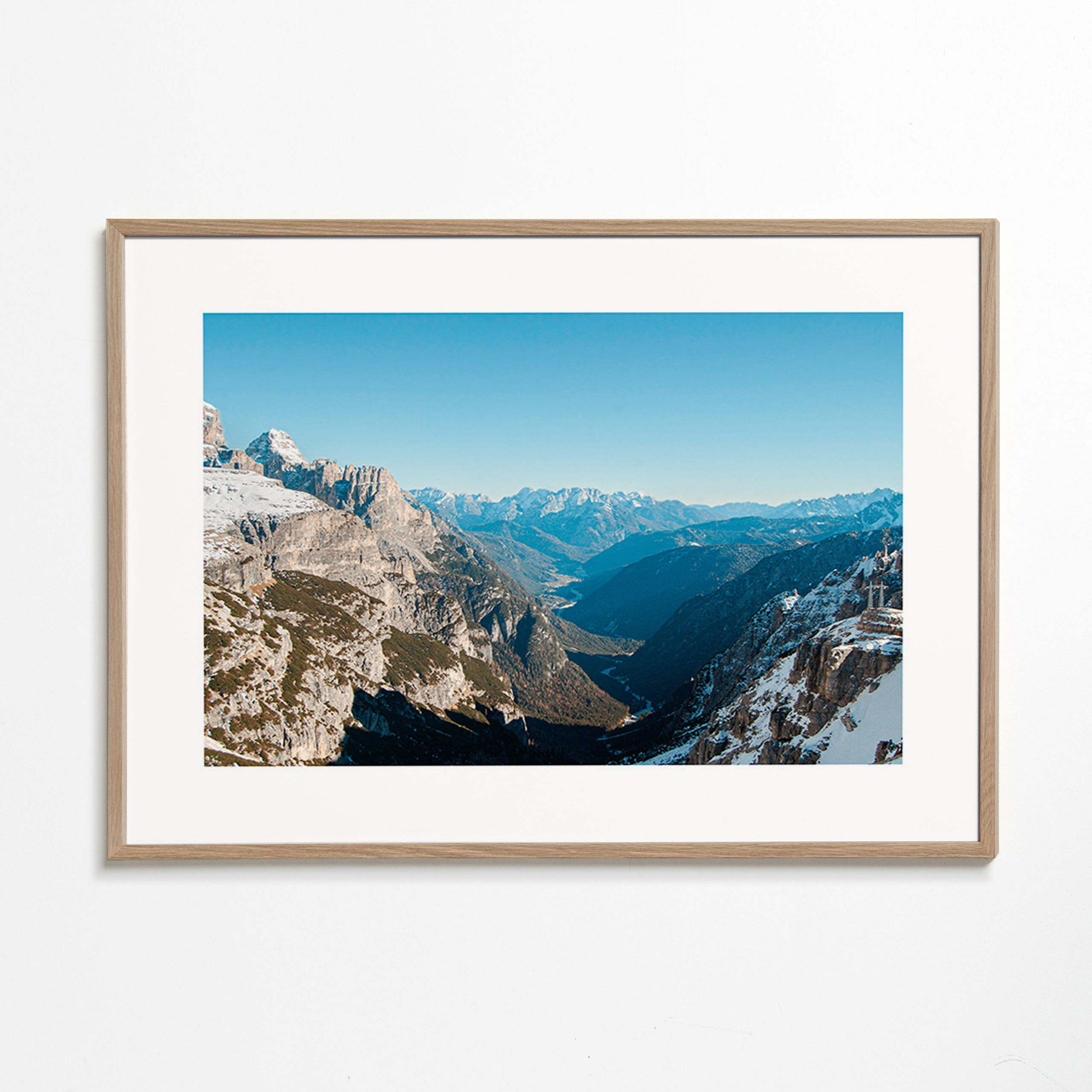 Landskapsfoto av snötäckt bergs dal