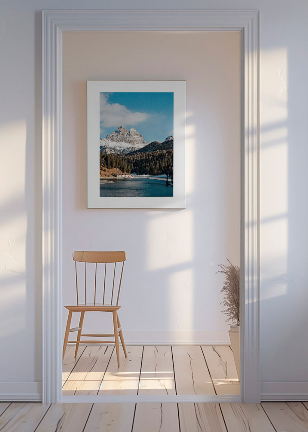 Fotografi sjö och bergstoppar