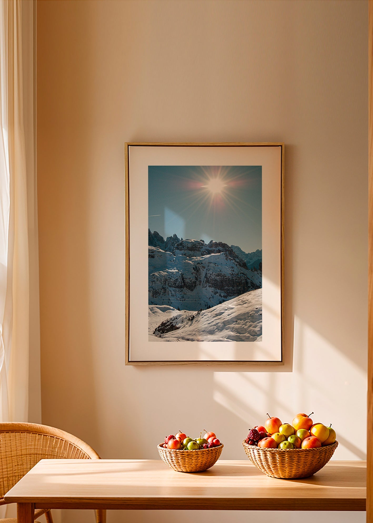 Landskapskonst: snötäckta toppar under klar sol