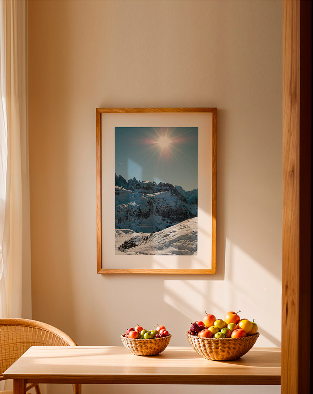 Landskapskonst: snötäckta toppar under klar sol