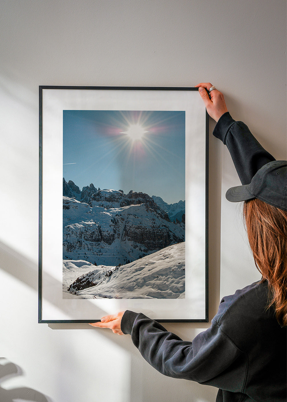 Landskapskonst: snötäckta toppar under klar sol