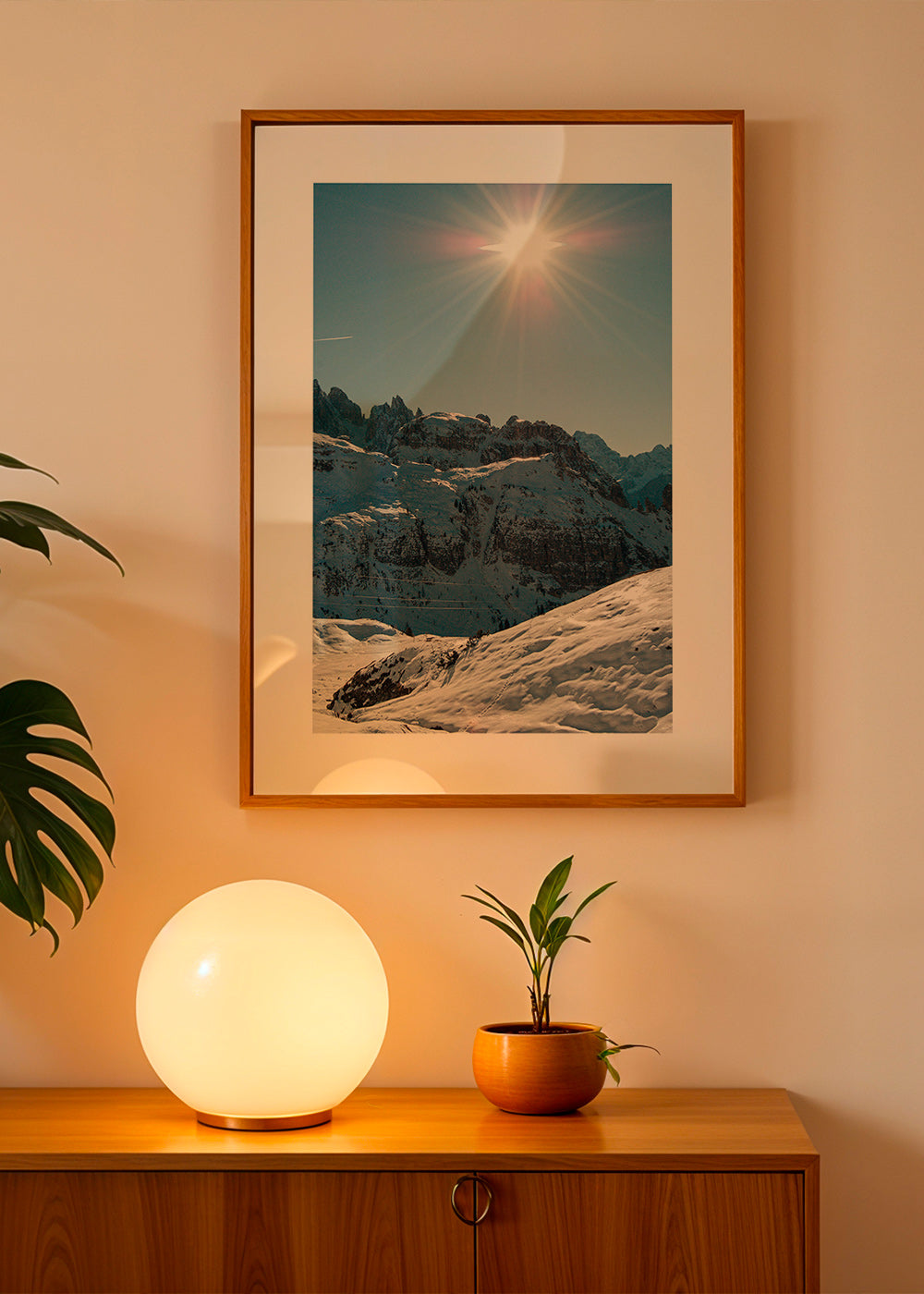 Landskapskonst: snötäckta toppar under klar sol