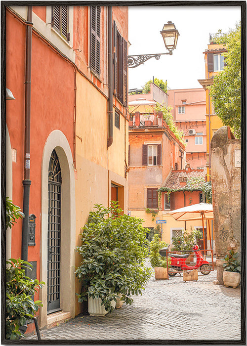 Kökskonst: Trastevere-gata med röd moped – Black Frame