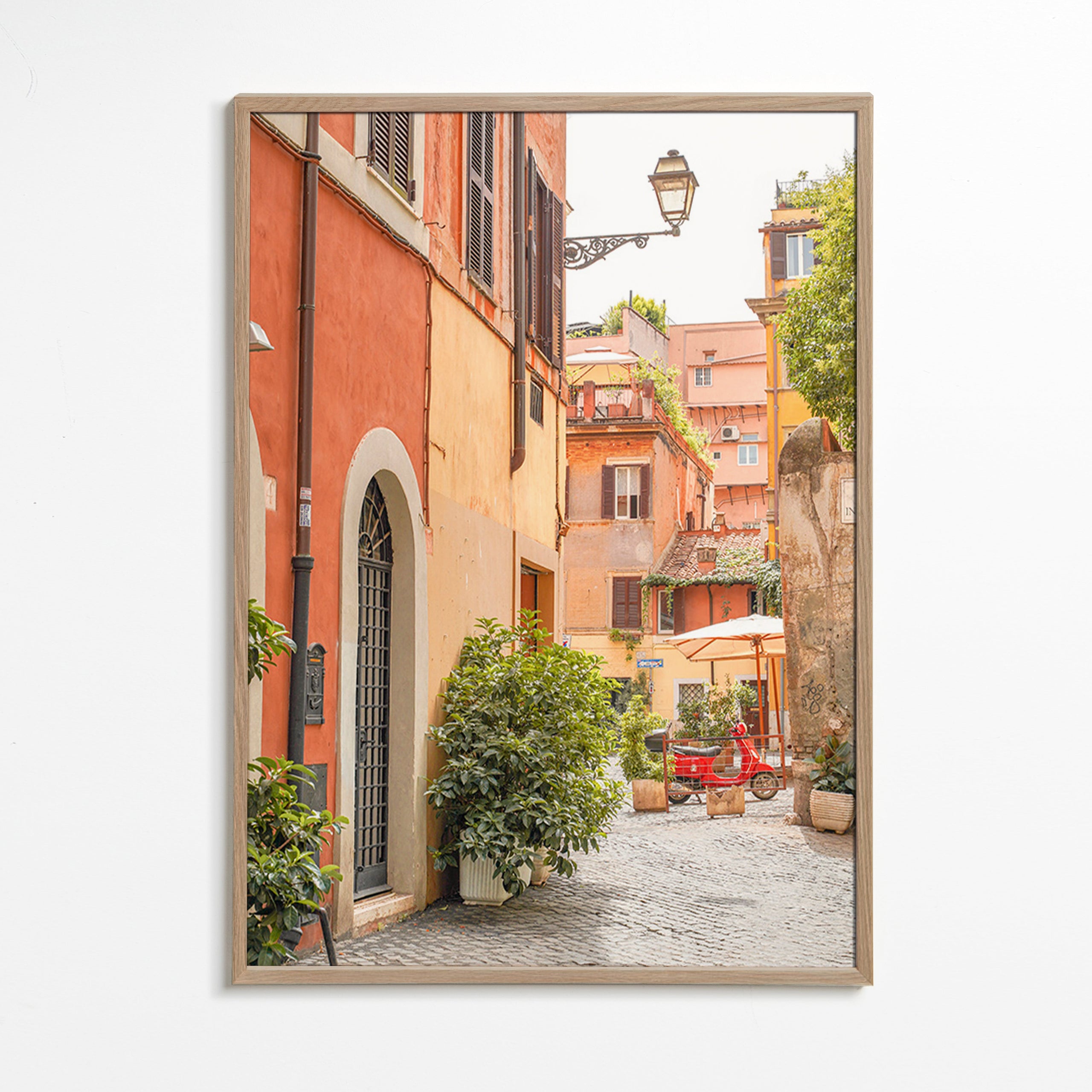 Kökskonst: Trastevere-gata med röd moped – Oak Frame
