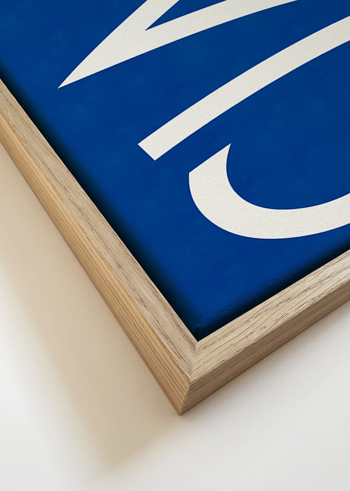 Typografiskt konstverk 'CIAO' i blått – Canvas detail