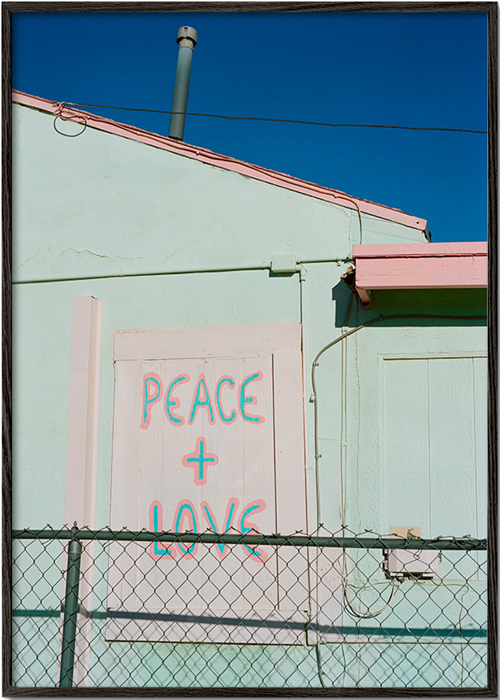 Fotografi av fasad med Peace + Love-graffiti – Black Frame