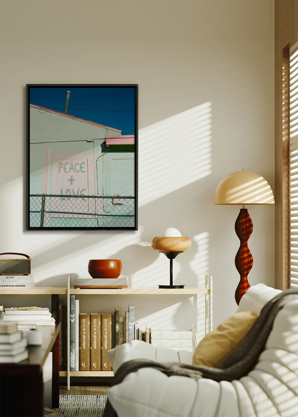 Fotografi av fasad med Peace + Love-graffiti – Canvas1