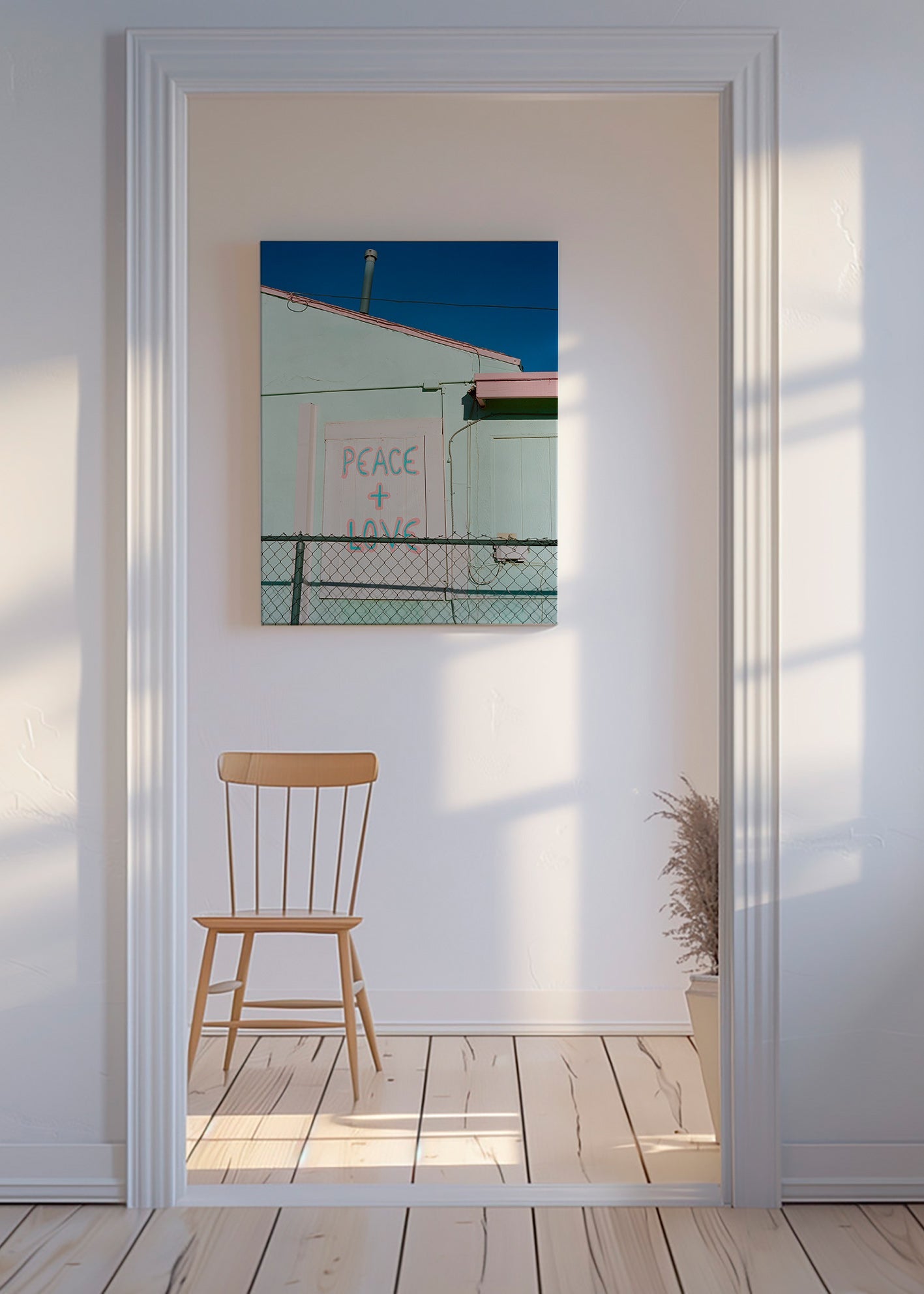 Fotografi av fasad med Peace + Love-graffiti – Canvas