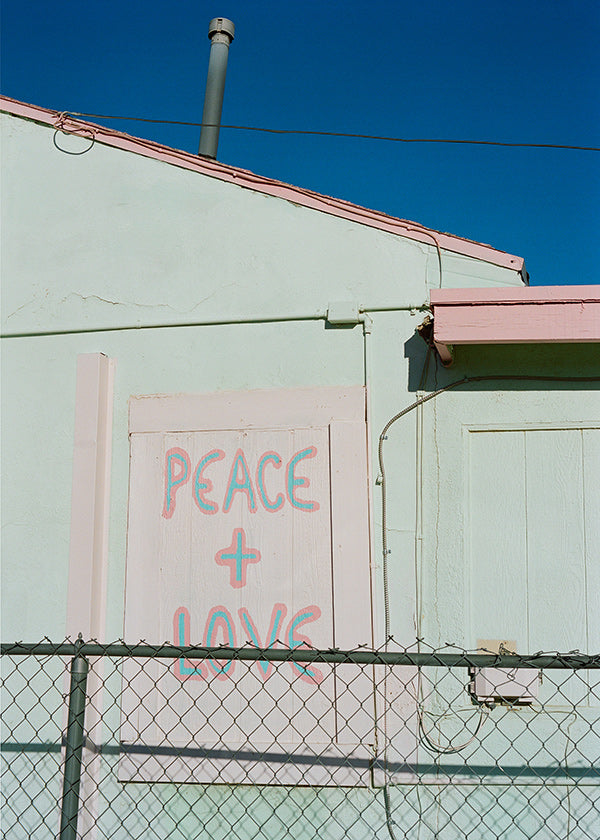 Fotografi av fasad med Peace + Love-graffiti