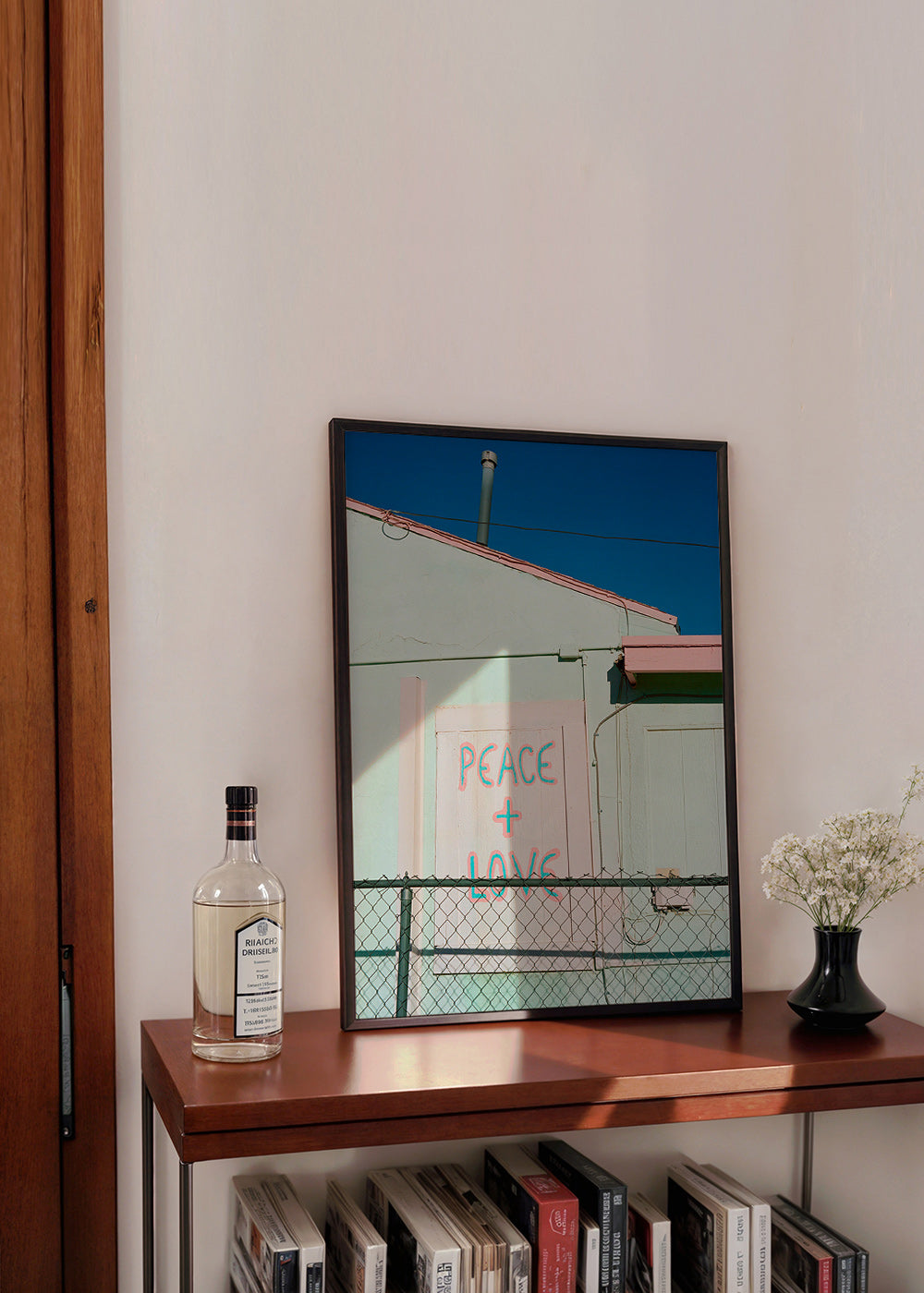 Fotografi av fasad med Peace + Love-graffiti – Product1