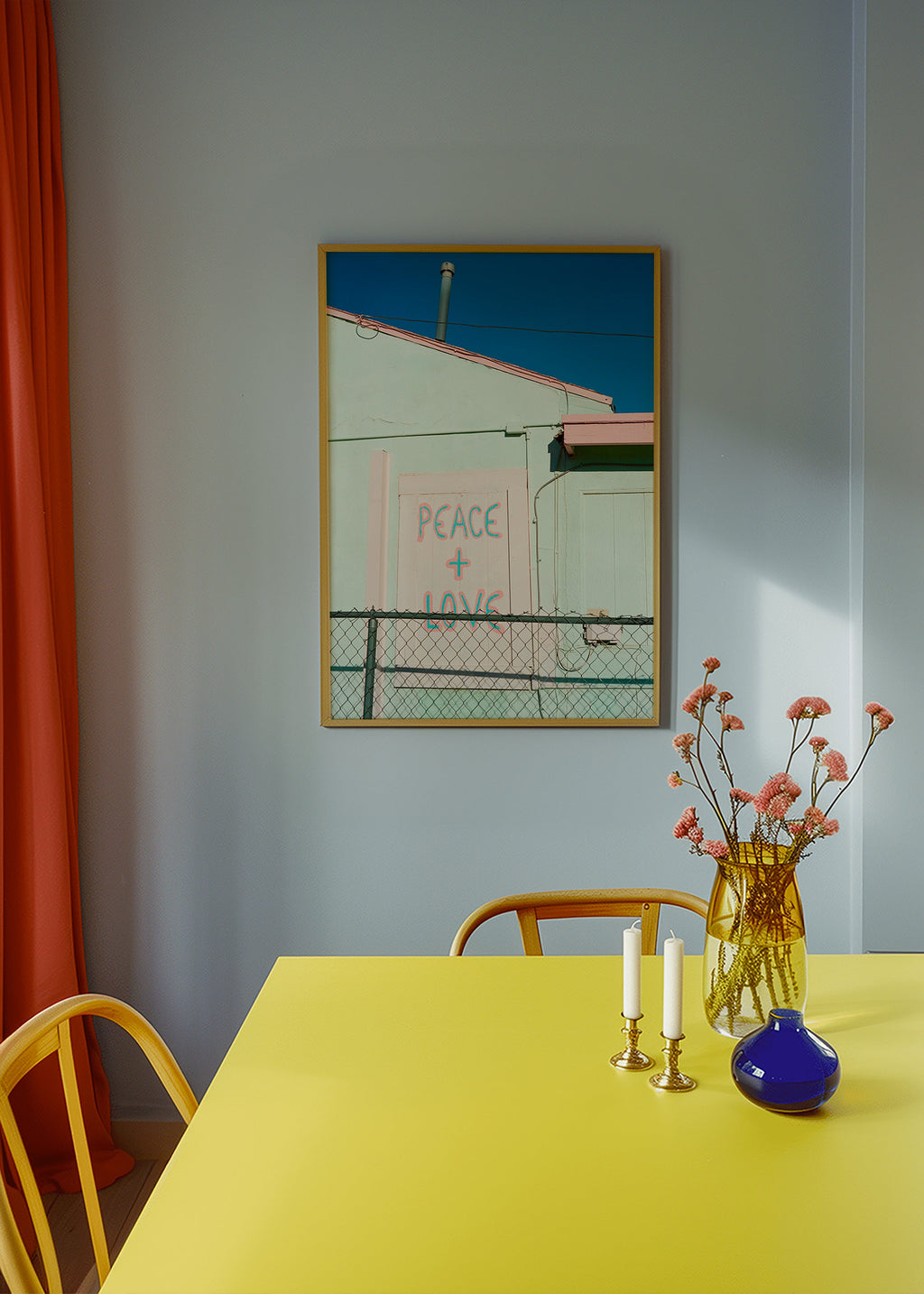 Fotografi av fasad med Peace + Love-graffiti – Product3