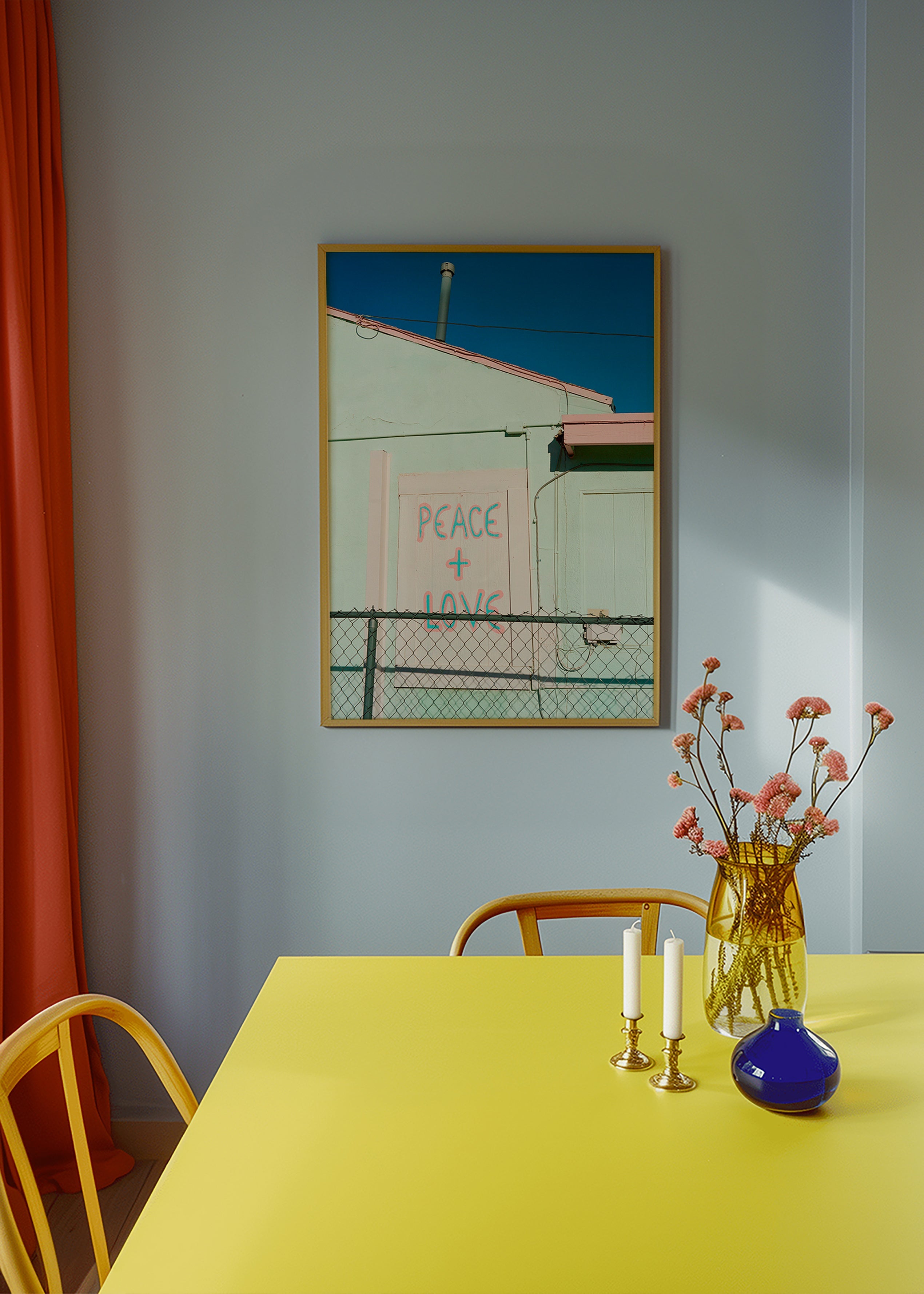 Fotografi av fasad med Peace + Love-graffiti – Product3