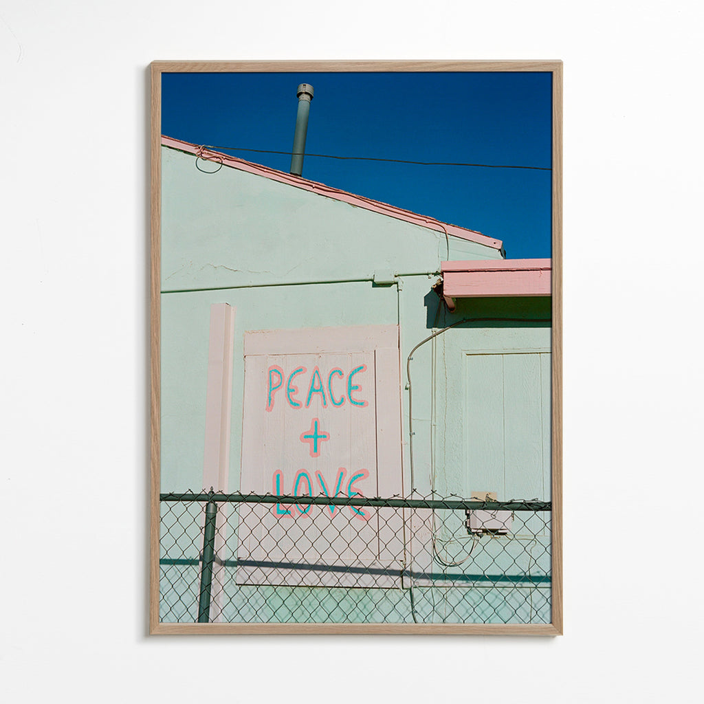 Fotografi av fasad med Peace + Love-graffiti – Oak Frame