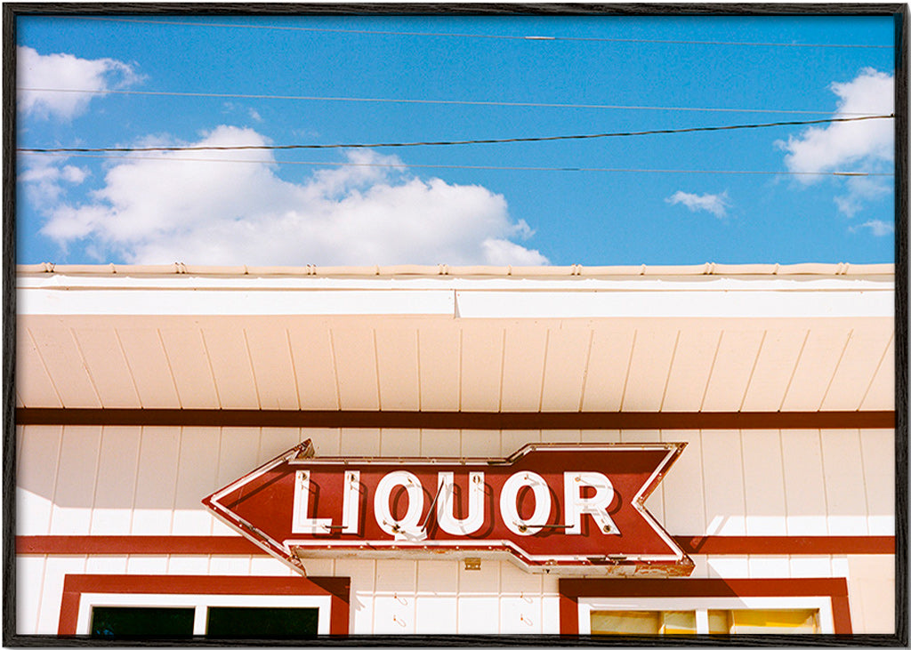 Vintagefoto skylt 'LIQUOR' mot blå himmel – Black Frame
