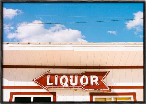 Vintagefoto skylt 'LIQUOR' mot blå himmel – Black Frame