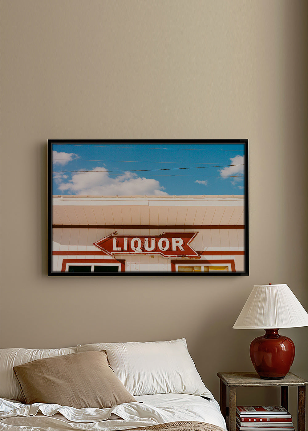 Vintagefoto skylt 'LIQUOR' mot blå himmel – Canvas2