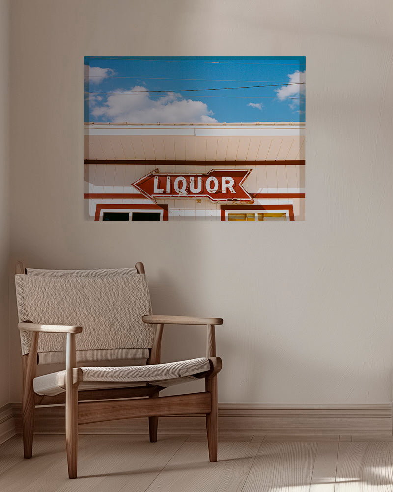 Vintagefoto skylt 'LIQUOR' mot blå himmel – Canvas