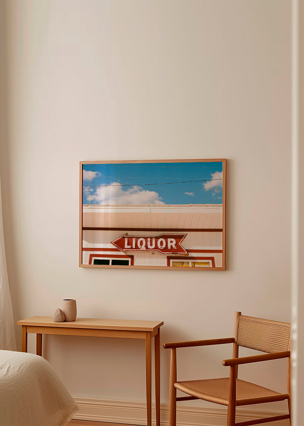 Vintagefoto skylt 'LIQUOR' mot blå himmel – Product1