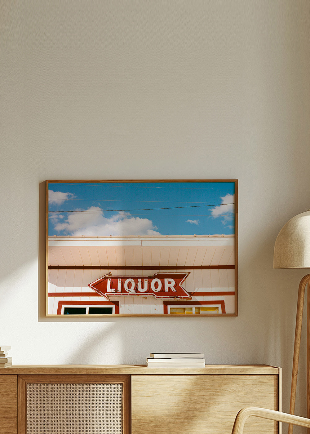 Vintagefoto skylt 'LIQUOR' mot blå himmel – Product2