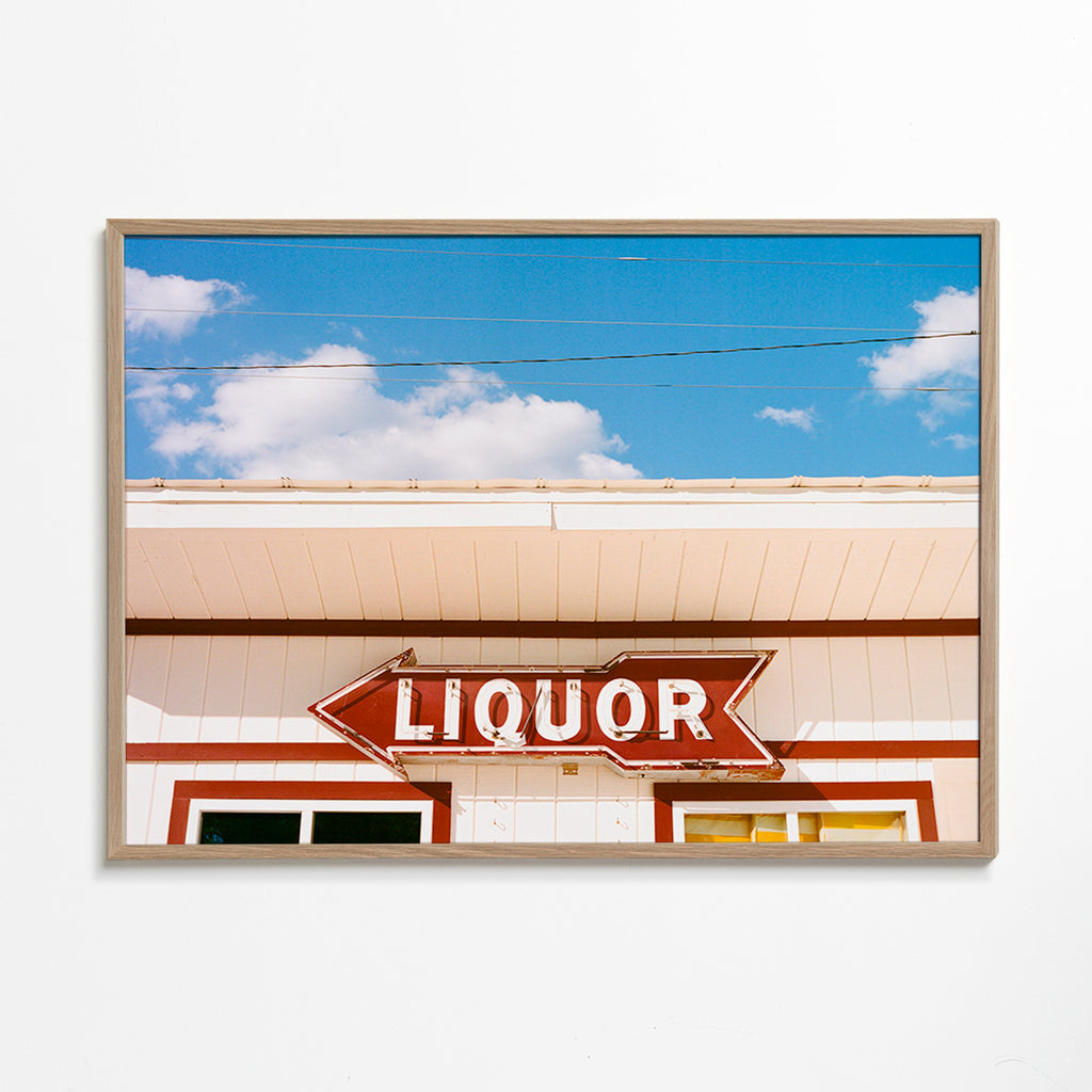 Vintagefoto skylt 'LIQUOR' mot blå himmel – Oak Frame