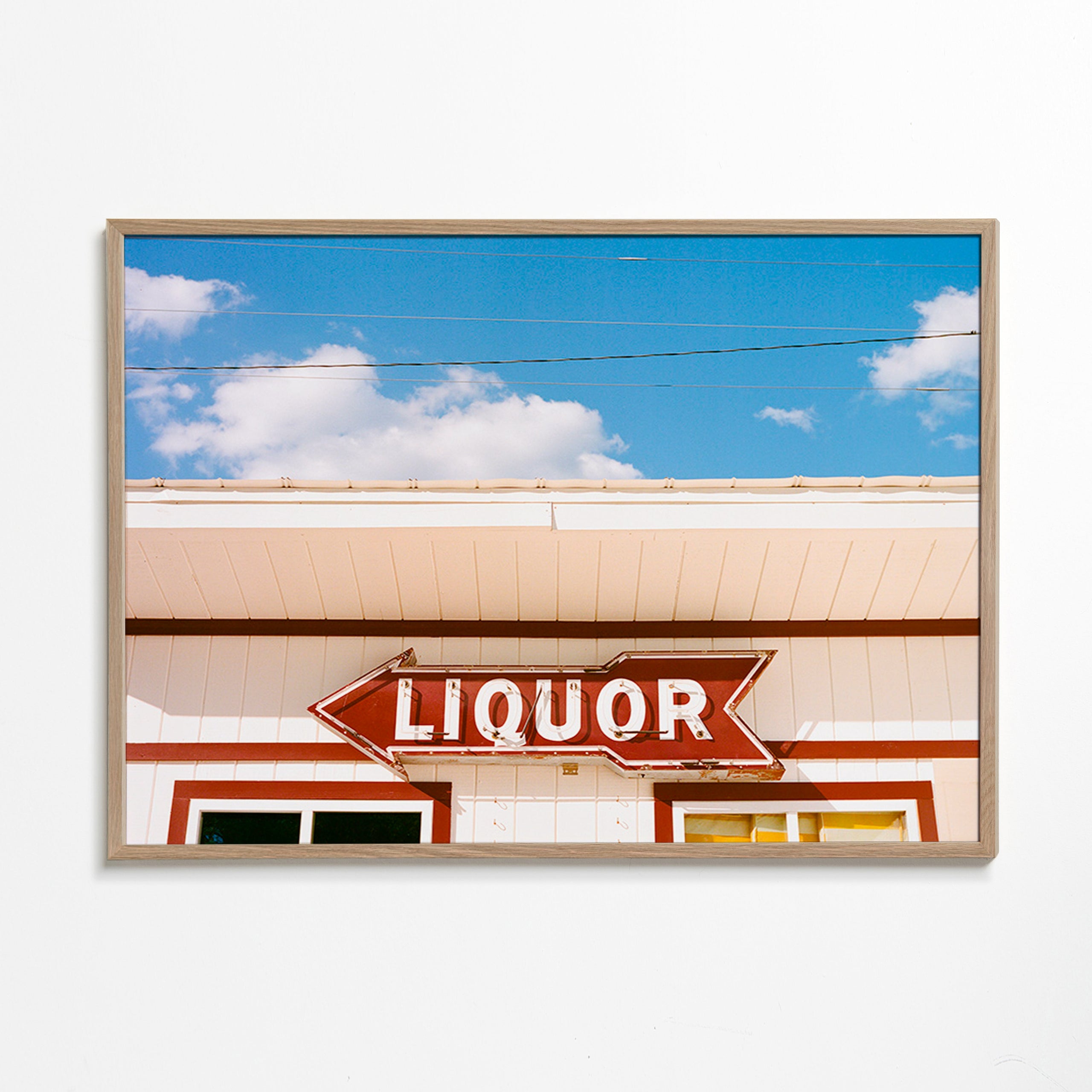 Vintagefoto skylt 'LIQUOR' mot blå himmel – Oak Frame