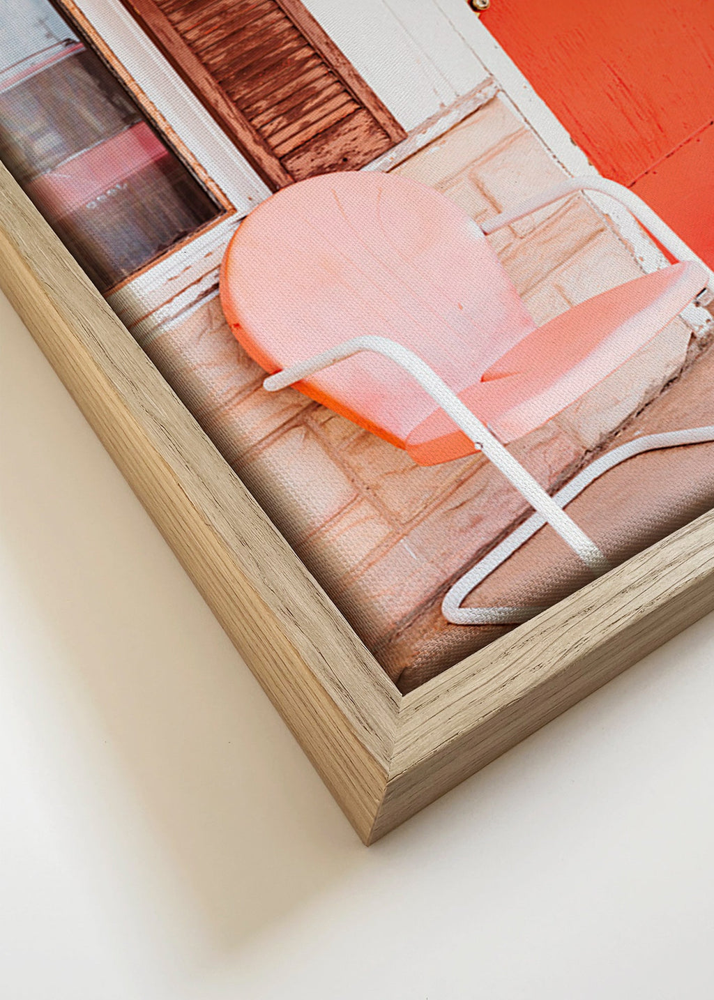 Fotografi av motelldörr i rött med retrostol – Canvas detail