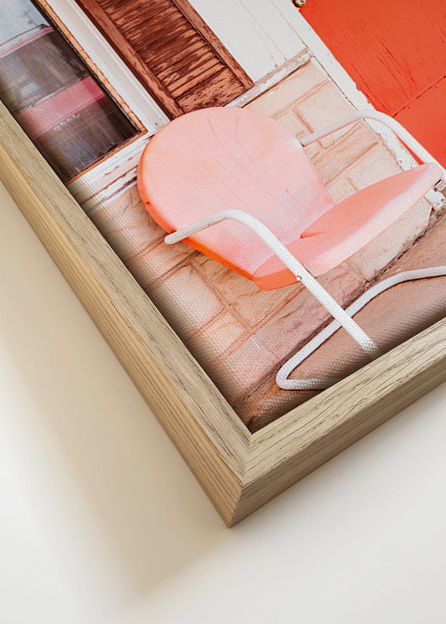 Fotografi av motelldörr i rött med retrostol – Canvas detail