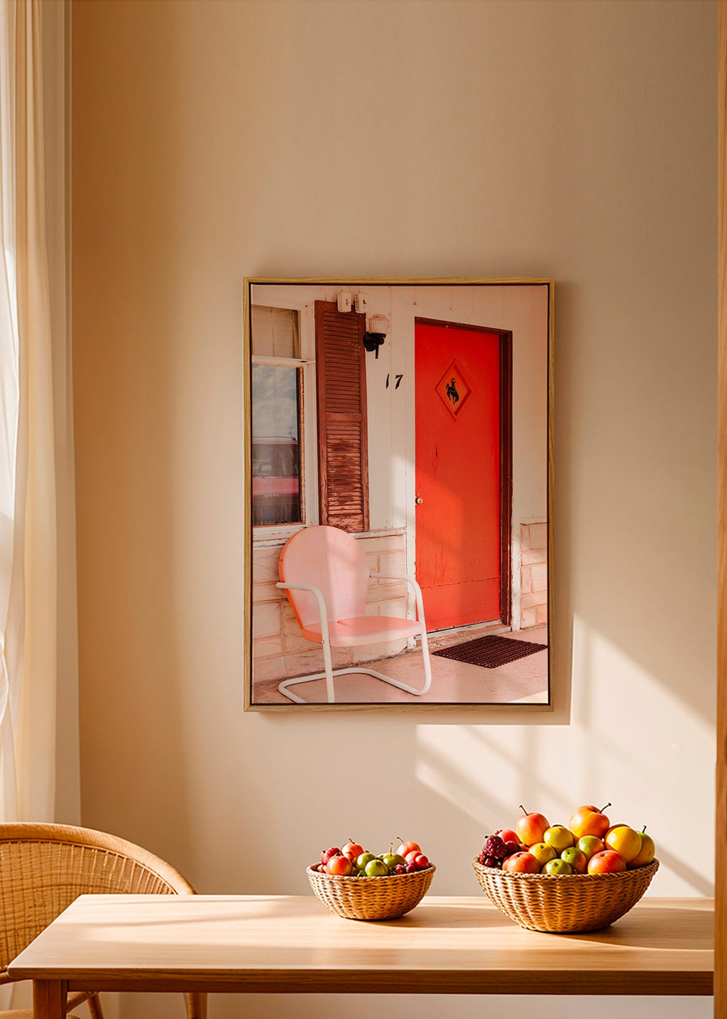 Fotografi av motelldörr i rött med retrostol – Canvas1